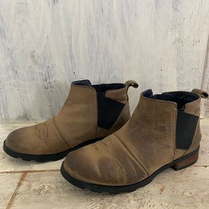 Sorel Emilie Chelsea Boot. Women’s brown leather ankle boot size 8